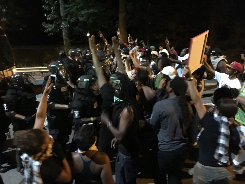 Os manifestantes bloquearam uma estrada da cidade e gritaram slogans como "a vida dos negros importa"