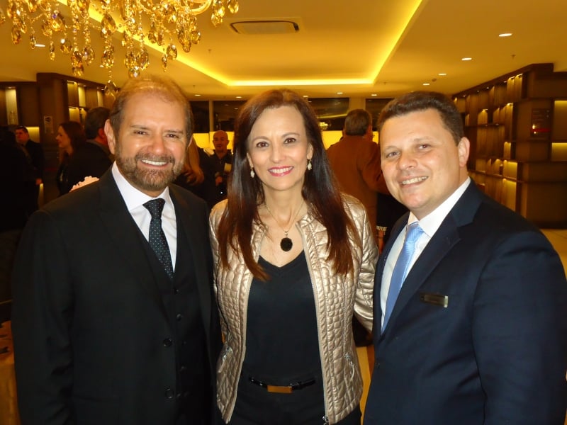 Guilherme Paulus, diretor-presidente da GJP Hotels &Resorts, com Rosa Helena Volk e Carlos Marin 