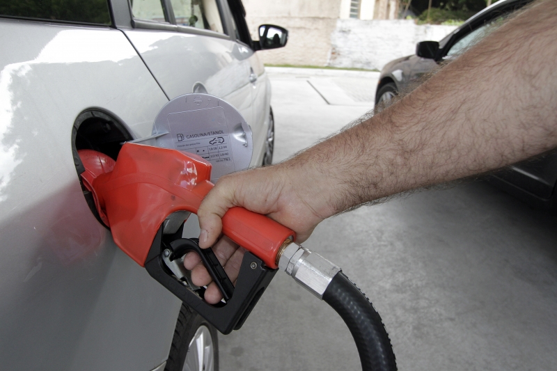 A gasolina terá reajuste de 2,2%, e o diesel será elevado em 1,8%