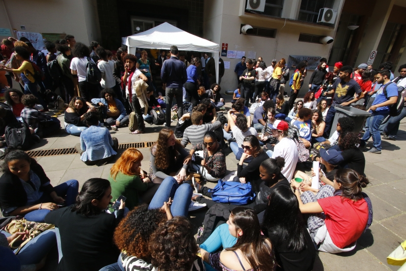 Alunos ocuparam o térreo da reitoria da Ufrgs, em protesto contra alterações no sistema de cotas