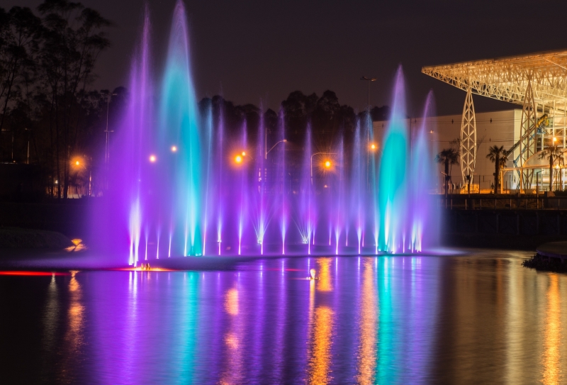 Parque em Canoas ganhou fonte de águas dançantes com iluminação e sonorização