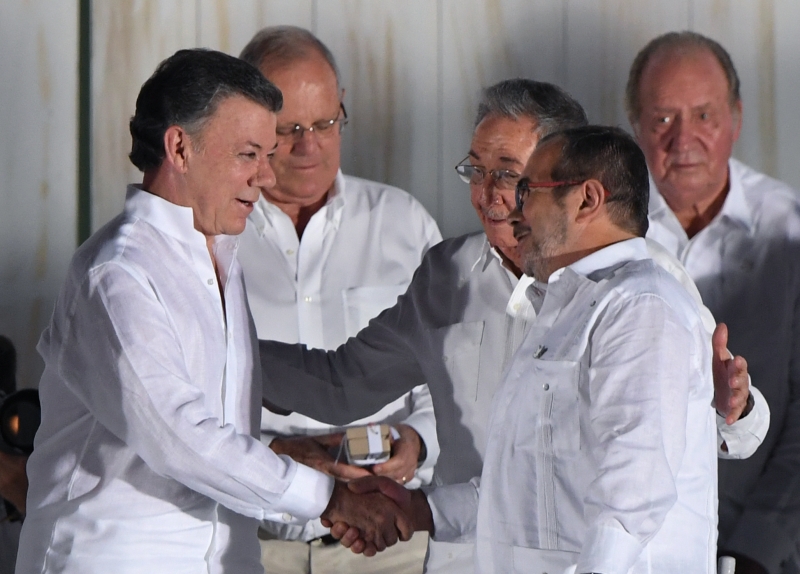 Presidente cubano, Raul Castro, abraça acordo entre presidente da Colômbia (esq.) e líder das Farc
