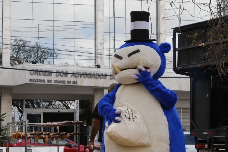 Bancários protestaram ontem em frente à sede da OAB/RS