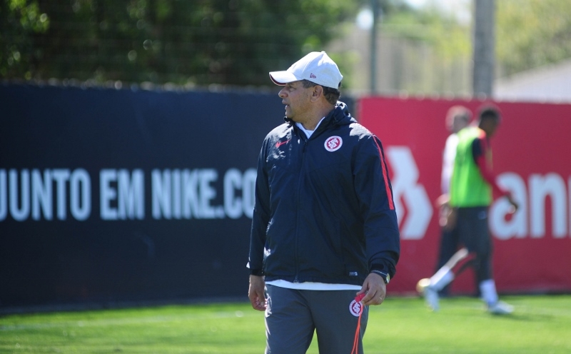 Celso Roth armou uma equipe praticamente reserva para o confronto e mostrou que o foco está mesmo no Brasileirão.

