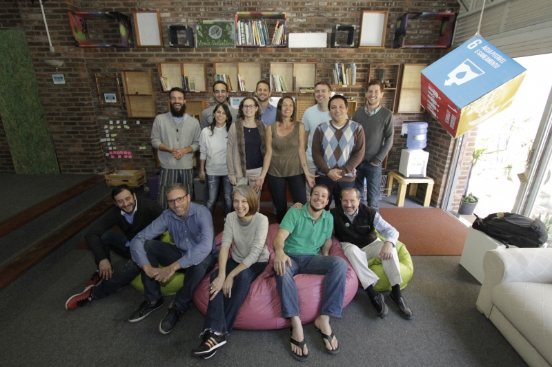 Coral Michelin (no centro) ao lado de Juliano Forster (de verde) com o grupo do Paralelo Vivo Foto: CASSIANA MARTINS/JC