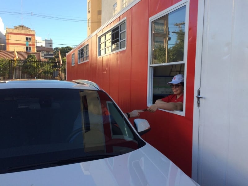 Cliente escolhe produtos pela internet e s&oacute; retira no local Foto: Supermago/Divulga&ccedil;&atilde;o/JC