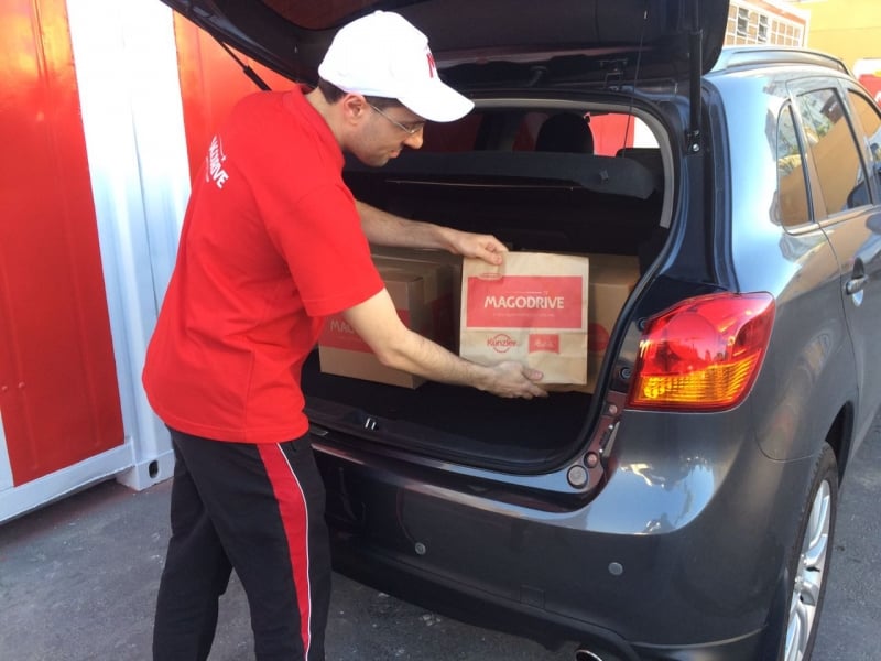 Funcionário coloca as compras no porta-malas do carro Foto: Supermago/Divulgação/JC