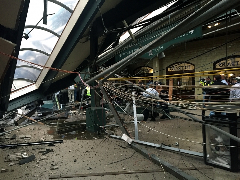 Três pessoas morreram quando um trem descarrilou e bateu em uma estação em Nova Jersey