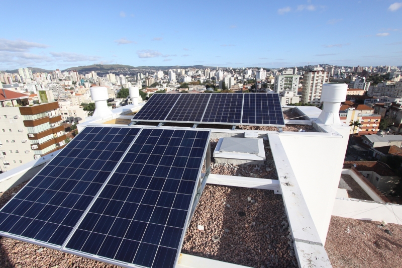 Uso de dispositivos como painéis fotovoltaicos para fornecer eletricidade está em expansão no Brasil