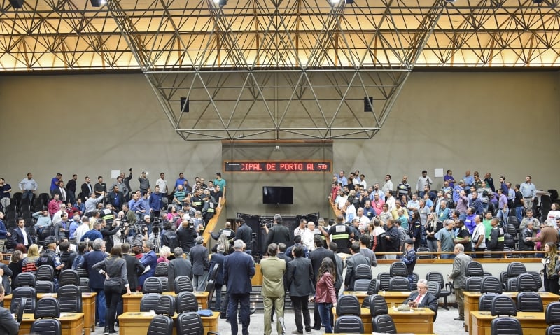 Confusão na sessão de votação do projeto que regulamenta os aplicativos de transporte tipo Uber em Porto Alegre 