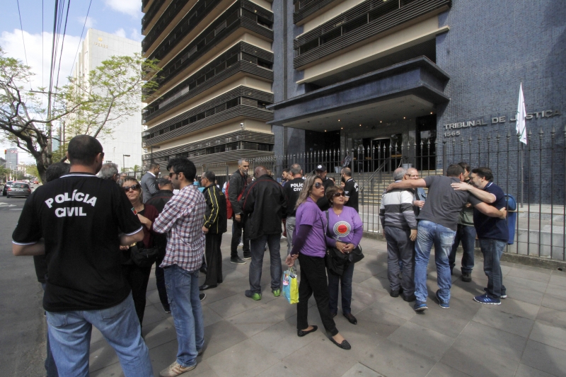Servidores se reúnem em frente ao prédio do Tribunal de Justiça na Capital