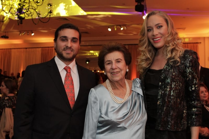 Frederico Malcon com sua avó, Mouna Malcon, e sua noiva, Ana Cláudia Diehl