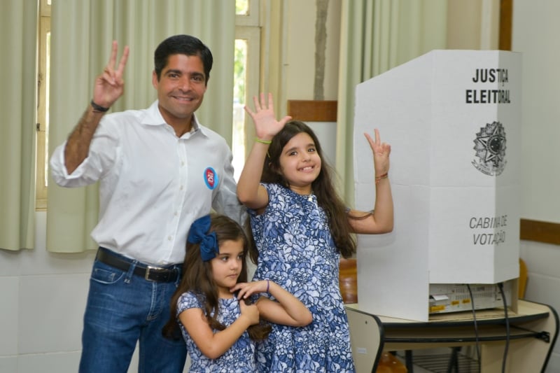 ACM Neto vota acompanhado das filhas Lívia e Marcela