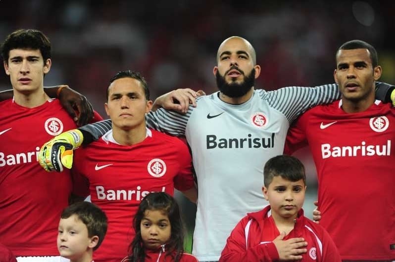 Arqueiro colorado fraturou o nariz mas está liberado para atuar nas próximas partidas