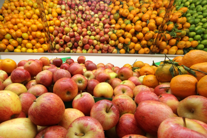 A intensificação da colheita da laranja e da maçã proporcionou a queda no valor de 22% e 23%, respectivamente
