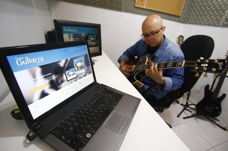  Ded&eacute; instalou um est&uacute;dio em casa para produzir material, como videoaulas, que ser&atilde;o disponibilizadas na plataforma Toque Guitarra, a ser lan&ccedil;ada em breve  