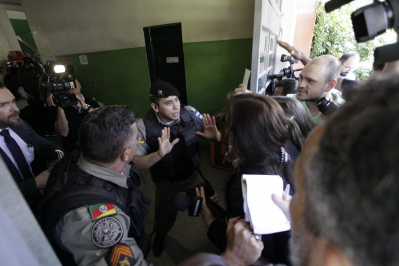 Dois brigadianos foram designados para cumprir a ordem da Justiça de não deixar ninguém passar 