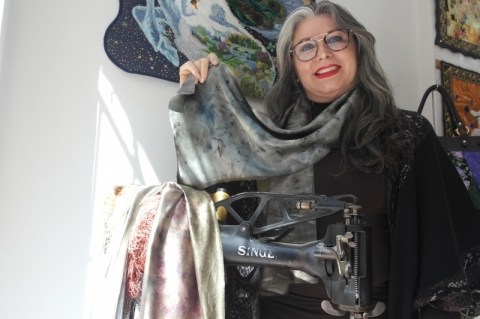 Jane vende esta echarpe de seda com estampa vegetal por R$ 280,00