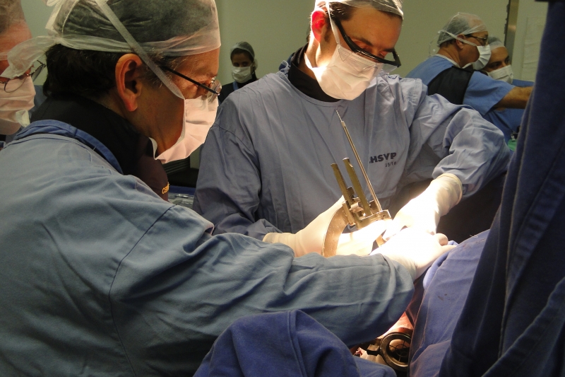Primeiro procedimento para implante de eletrodos foi realizado em julho  