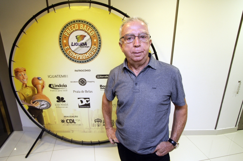 Jos&eacute; Roberto Resende, da CDL Porto Alegre, acompanha o grupo Foto: MARCELO G. RIBEIRO/arquivo/JC