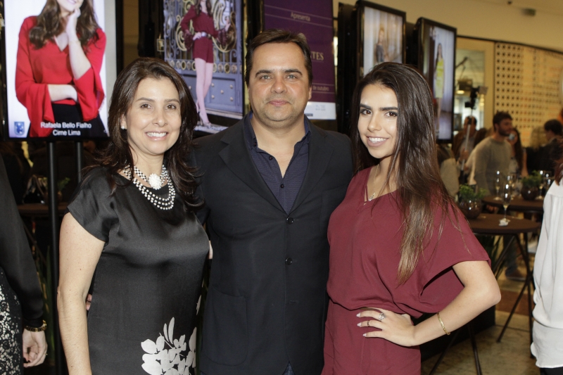 Cintia de Barros Coelho e Leonardo Zigon Hoffmann com a filha Camila de Barros Coelho Hoffmann no Moinhos Shopping