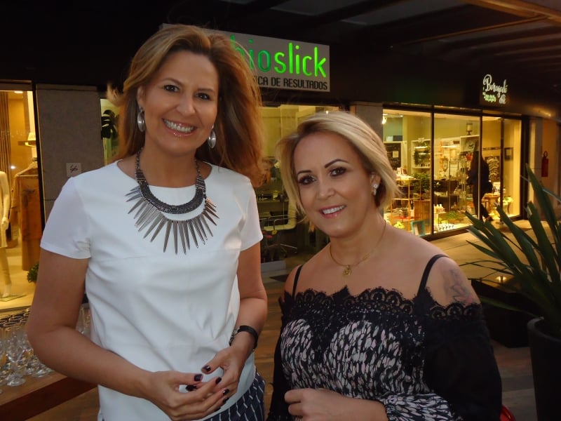 Cintia de Barros Coelho e Leonardo Zigon Hoffmann com a filha Camila de Barros Coelho Hoffmann no Moinhos Shopping