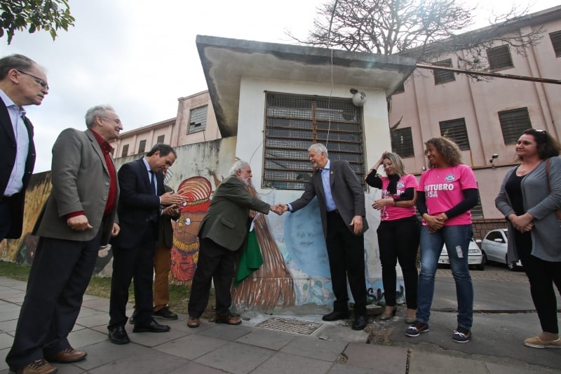  Prefeito Fortunati e presidente do Movimento de Justiça e Direitos humanos inauguram placa Marcas da Memória, em frente ao presídio Madre Pelletier 