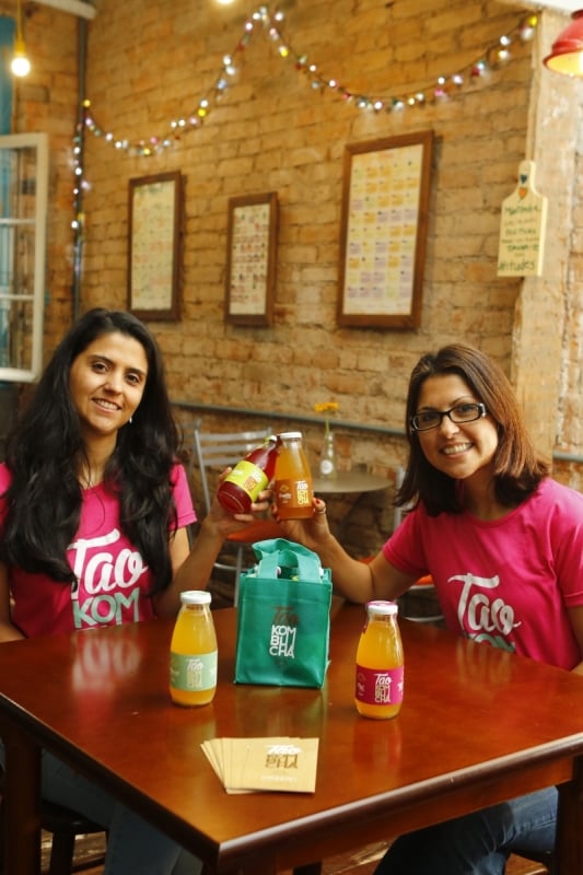  Raquel e Tecky provaram o refresco no pa&iacute;s onde a irm&atilde; mora Foto: FREDY VIEIRA/JC