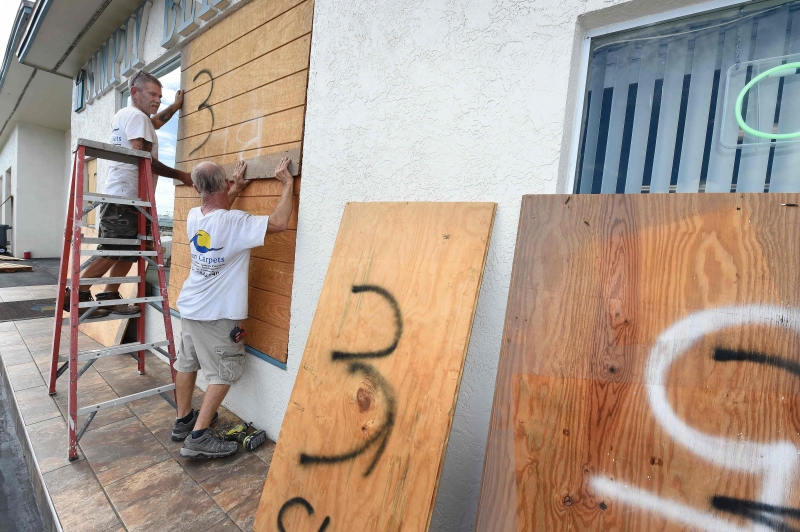 Na Flórida, moradores protegem janelas antes de evacuarem local