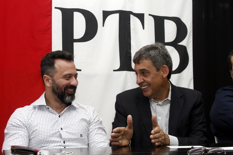 Presidente do PTB, Everton Braz (e) entregou projeto da sigla para Melo
