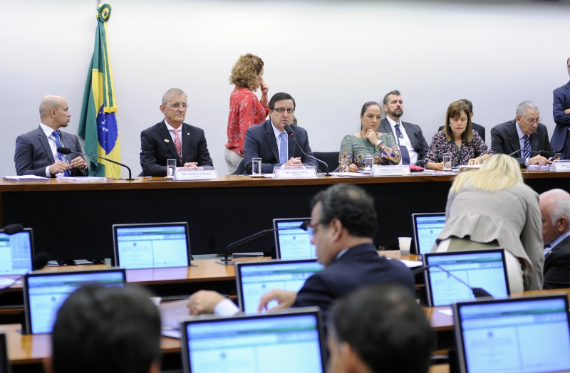 O texto base do parecer do relator Darcísio Perondi (PMDB-RS) foi aprovado por 23 votos a sete