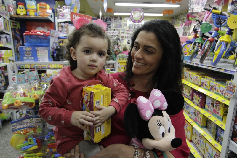 Carmela e sua mãe, Juliana, foram juntas à loja escolher o presente