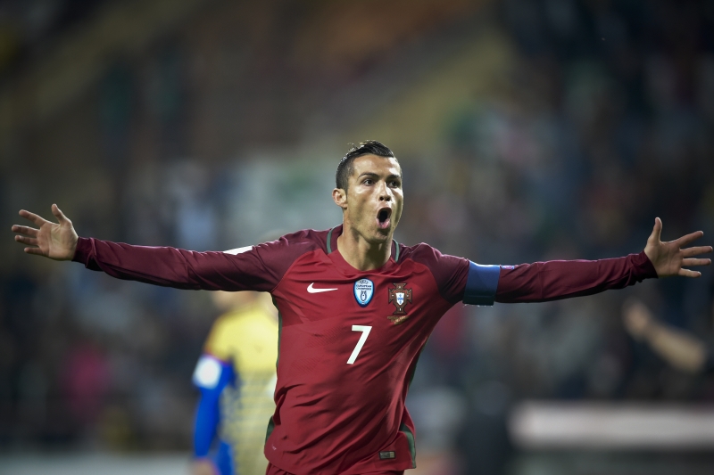 Ronaldo celebra um dos tentos portugueses contra a defesa de Andorra