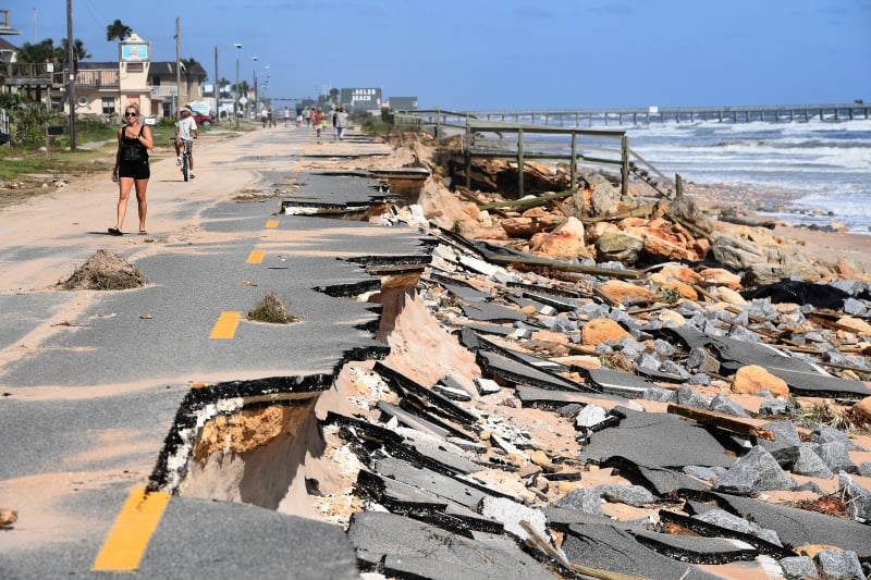 Furacão causou estragos na costa da Flórida, nos Estados Unidos