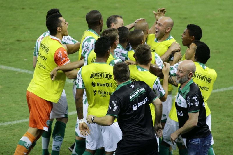 Atacante Hugo, autor do gol,foi cercado pelos companheiros após abrir o placar
