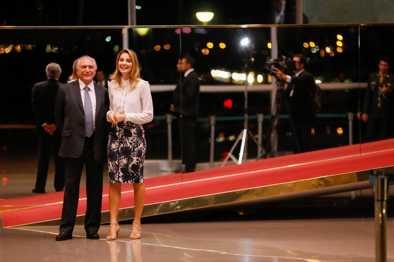 Temer voltou com a primeira-dama Marcela de Salvador e foi direto para o Palácio do Jaburu