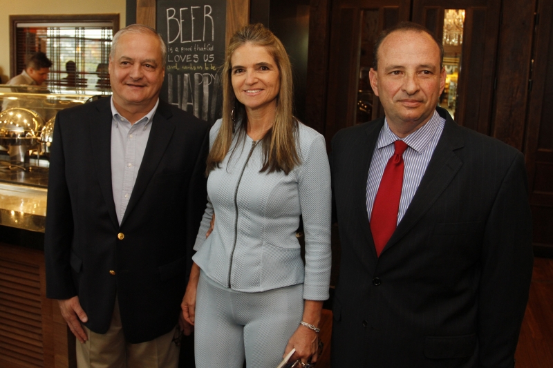 Julio Rabelo, presidente da Sociedade Hípica, com Márcia Dalbem e João Mazzaferro 