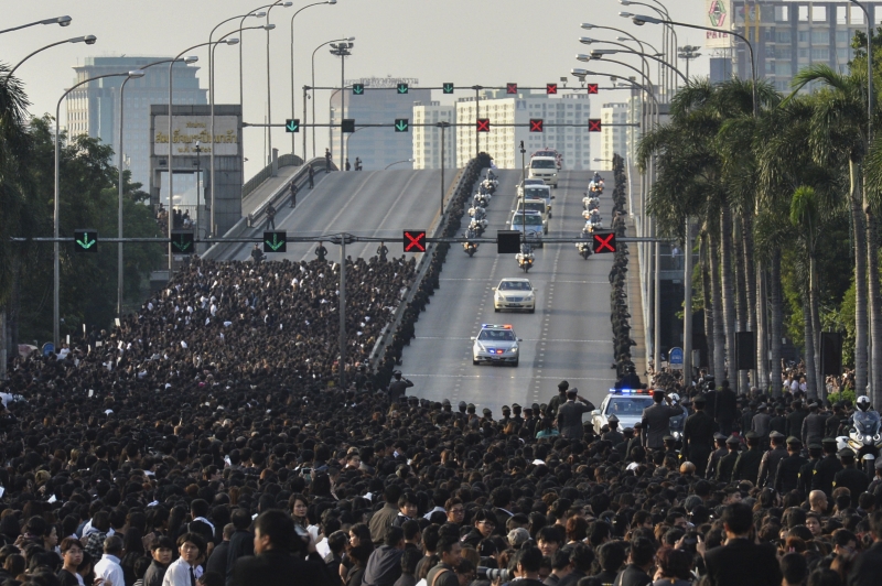 Milhares de pessoas esperavam pela passagem do comboio que leva o corpo do rei para o funeral