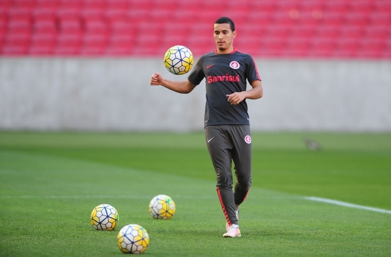 Lateral se desentendeu com o médio-campista