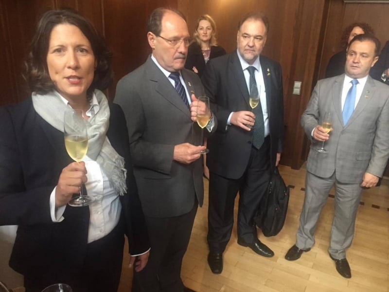 Fischer (direita, na foto) brindou em alemão com a secretária anfitriã e o governador