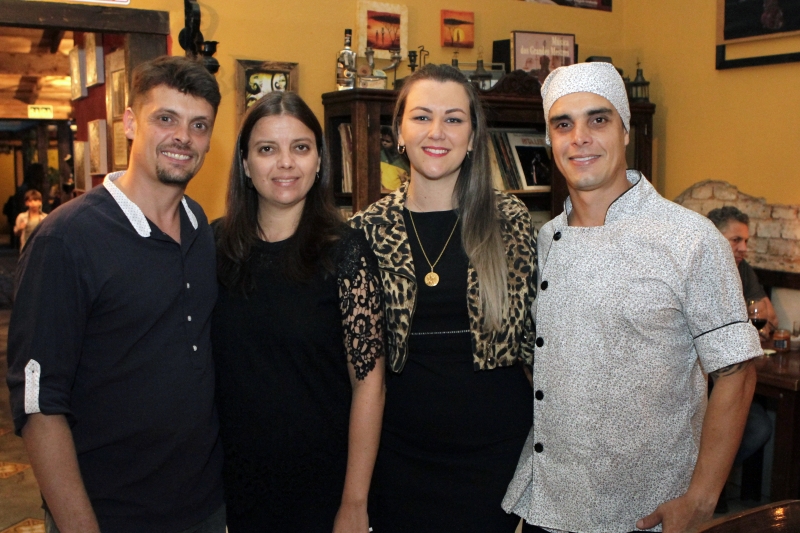 Simone Gobbi e Everton Viezzer com Flávia Sffair no coquetel do Elite Design