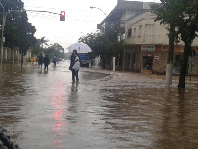 Em Montenegro, a chuva inundou o Centro da cidade