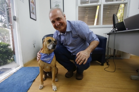 Newton Dri e seu mascote Orelha