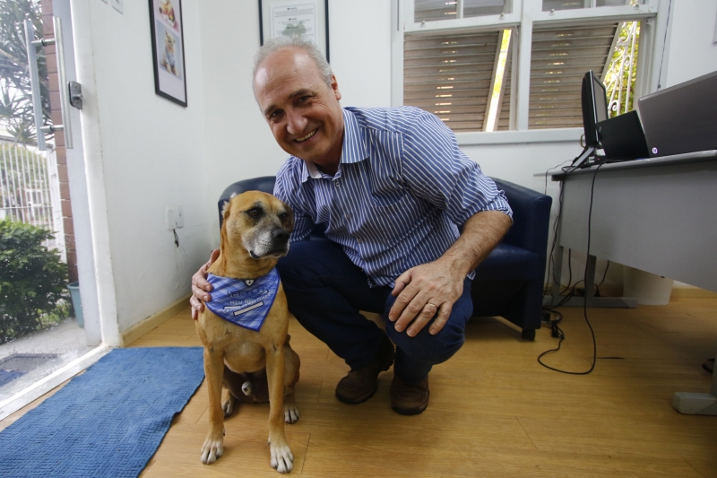 Newton Dri e seu mascote Orelha Foto: FREDY VIEIRA/JC