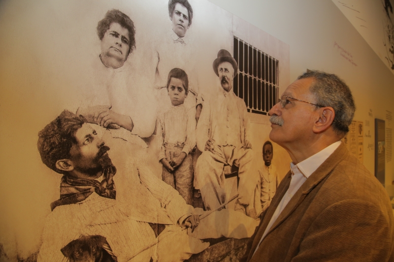 Francisco Bueno, diretor da CMPC, admira um dos trabalhos da exposição