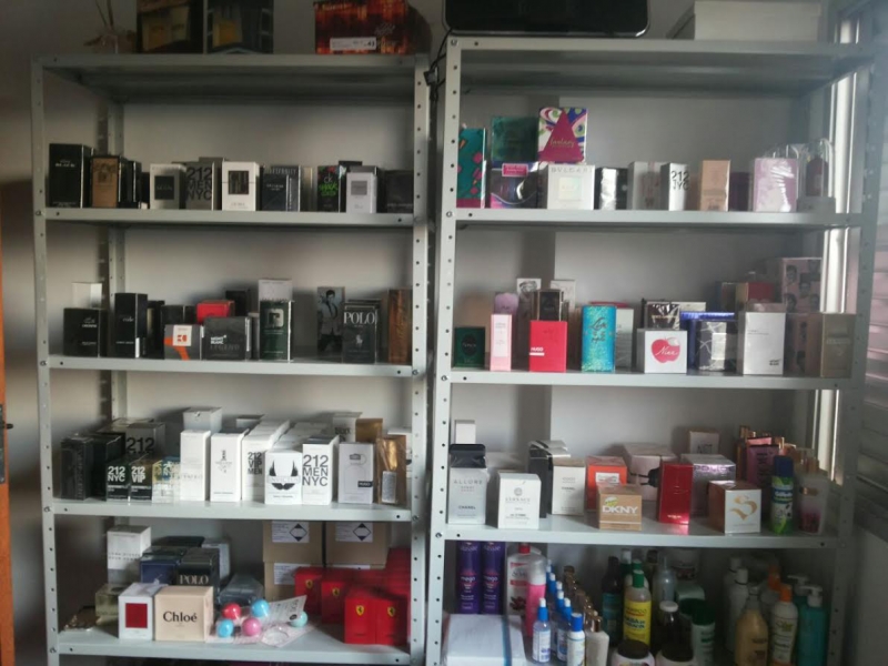 Foram apreendidos mais de 4 mil frascos de perfumes durante a operação