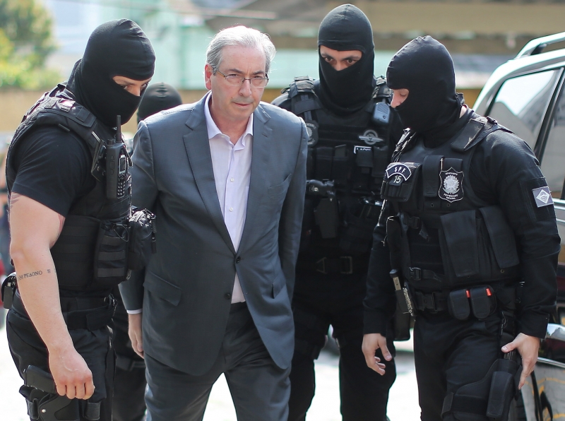 Cunha entrou escoltado por policiais federais e fez exames