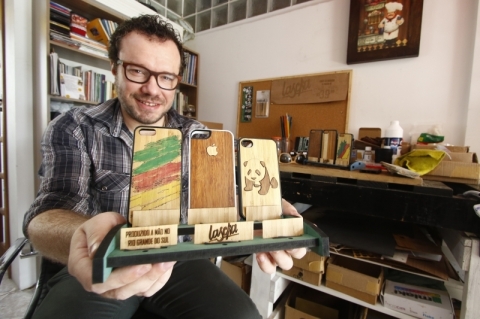 Rafael &eacute; quem faz e vende as skin e as cases para os aparelhos 