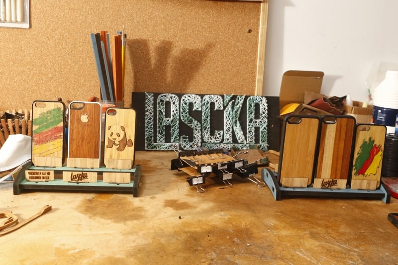 Entrevista com Rafael Rusch, fundador da Lascka, que vende cases de madeira para celular, produzidos de forma artesanal e conceito sustent&aacute;vel. Foto: Fredy Vieira/JC