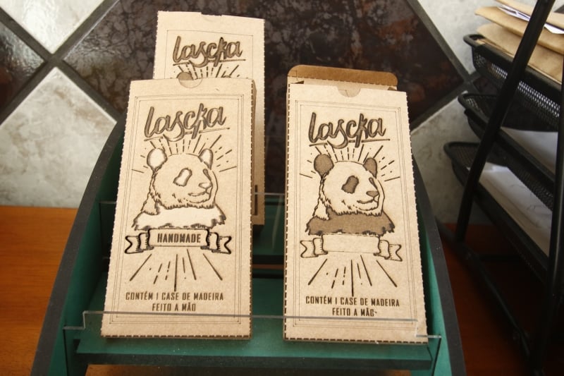 Entrevista com Rafael Rusch, fundador da Lascka, que vende cases de madeira para celular, produzidos de forma artesanal e conceito sustent&aacute;vel. Foto: Fredy Vieira/JC